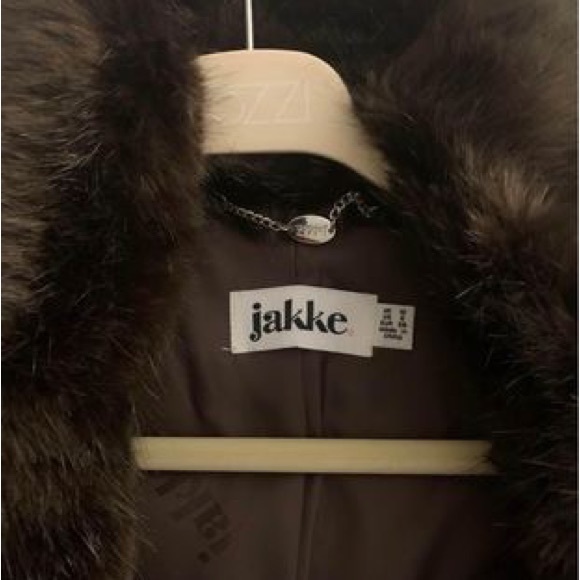 Fabulous Faux Fur Coat - looks like Mink - Picture 2 of 8